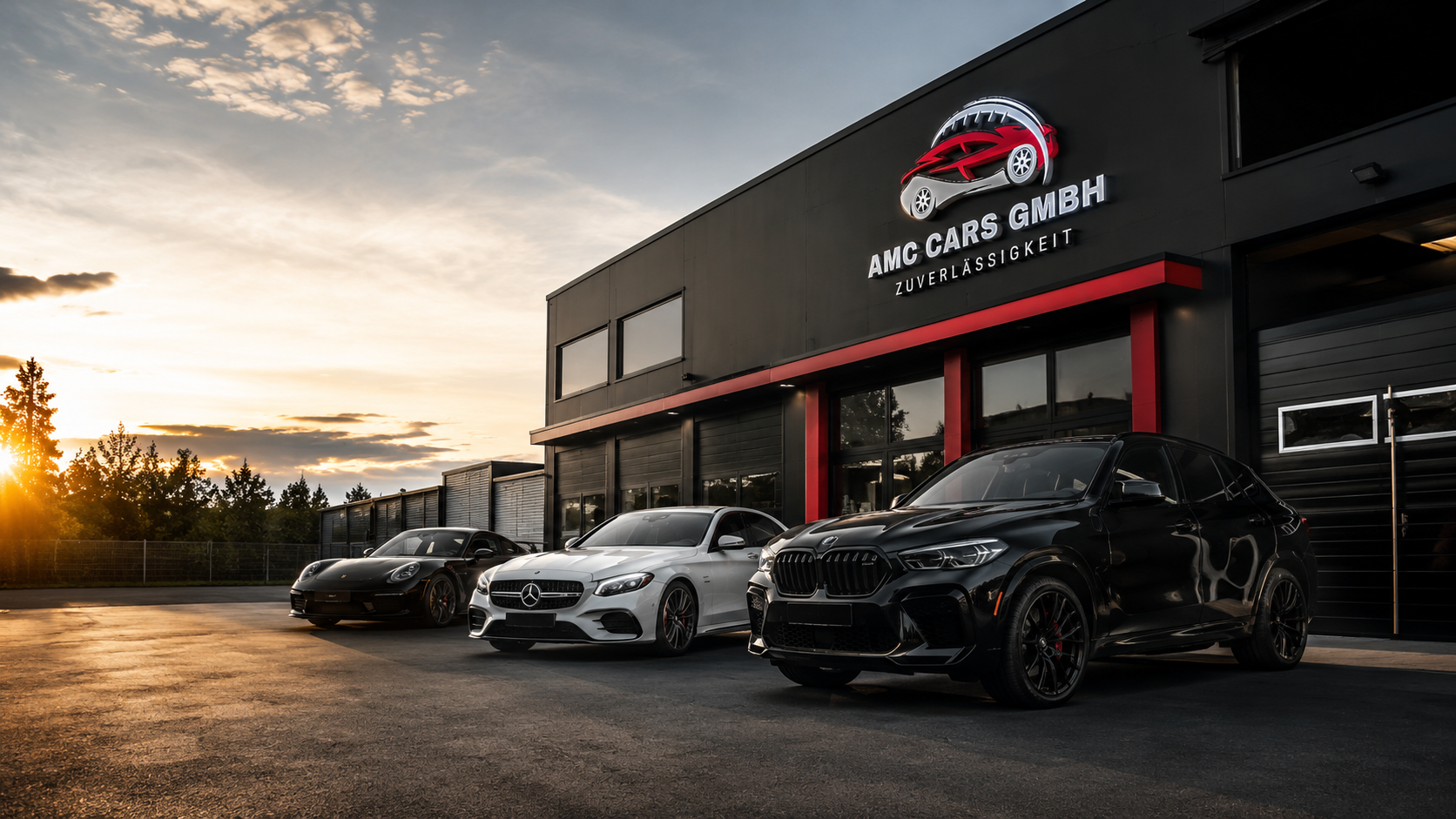 Fahrzeugauswahl vor dem AMC Cars Autohaus im Abendlicht