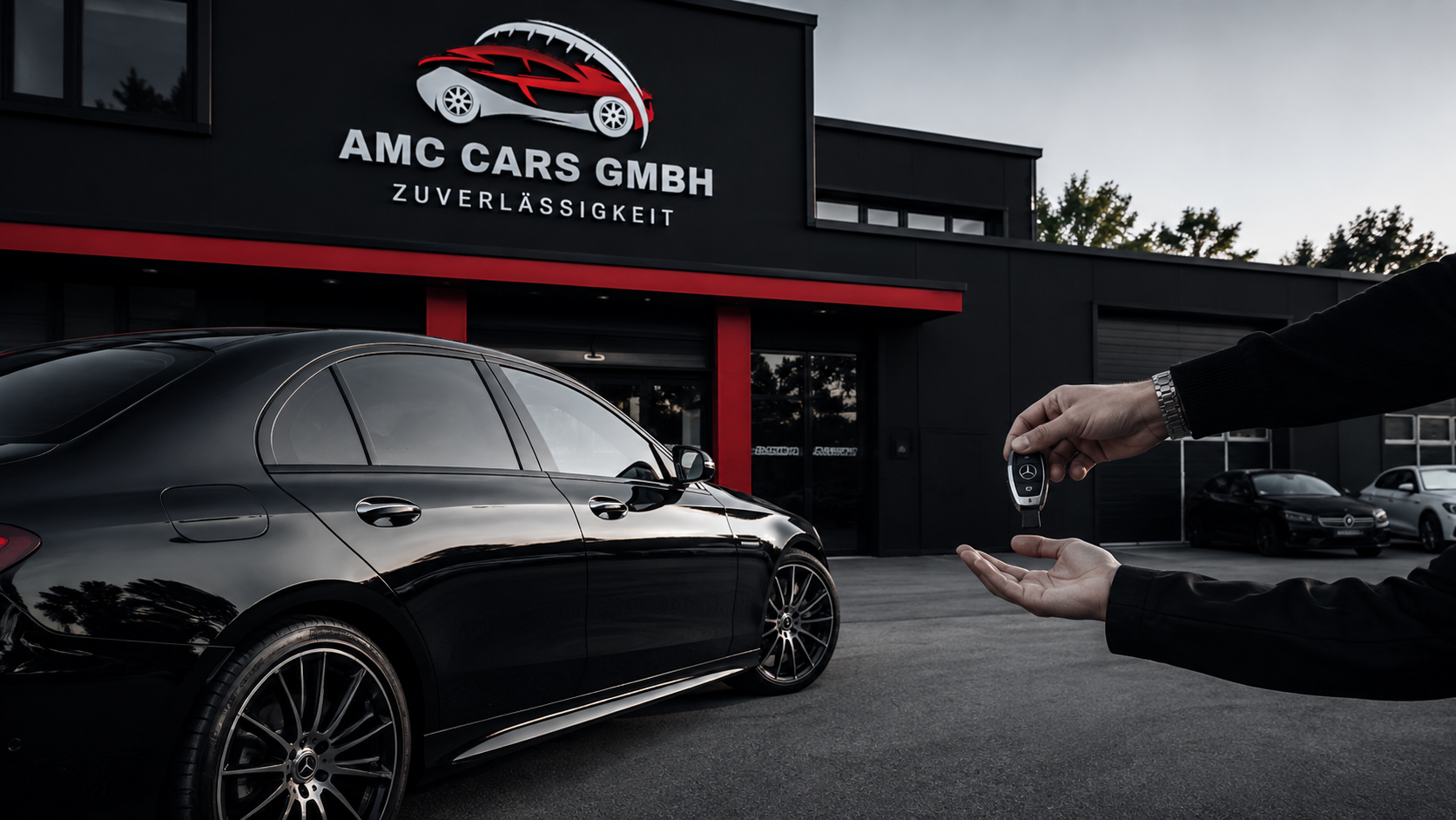 Schlüsselübergabe beim Autoankauf vor dem AMC Cars Autohaus